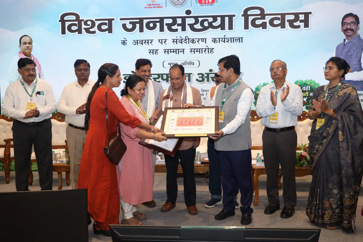 Memento presentation Ranchi - Dignitaries honoured at Vishwa Jansankhya Diwas 2026
